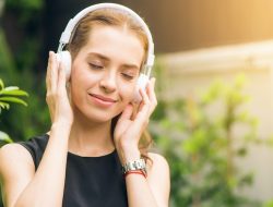 Cara Memperbaiki Headset Bluetooth Yang Tidak Bisa Hidup Tanpa Perlu Membawanya Ke Counter