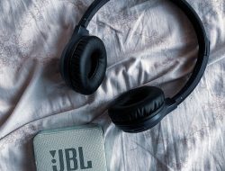5 Cara Menggunakan Headset Bluetooth JBL TWS 4