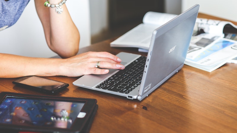 6 Cara Menyelamatkan Laptop Kemasukan Air Paling Mudah