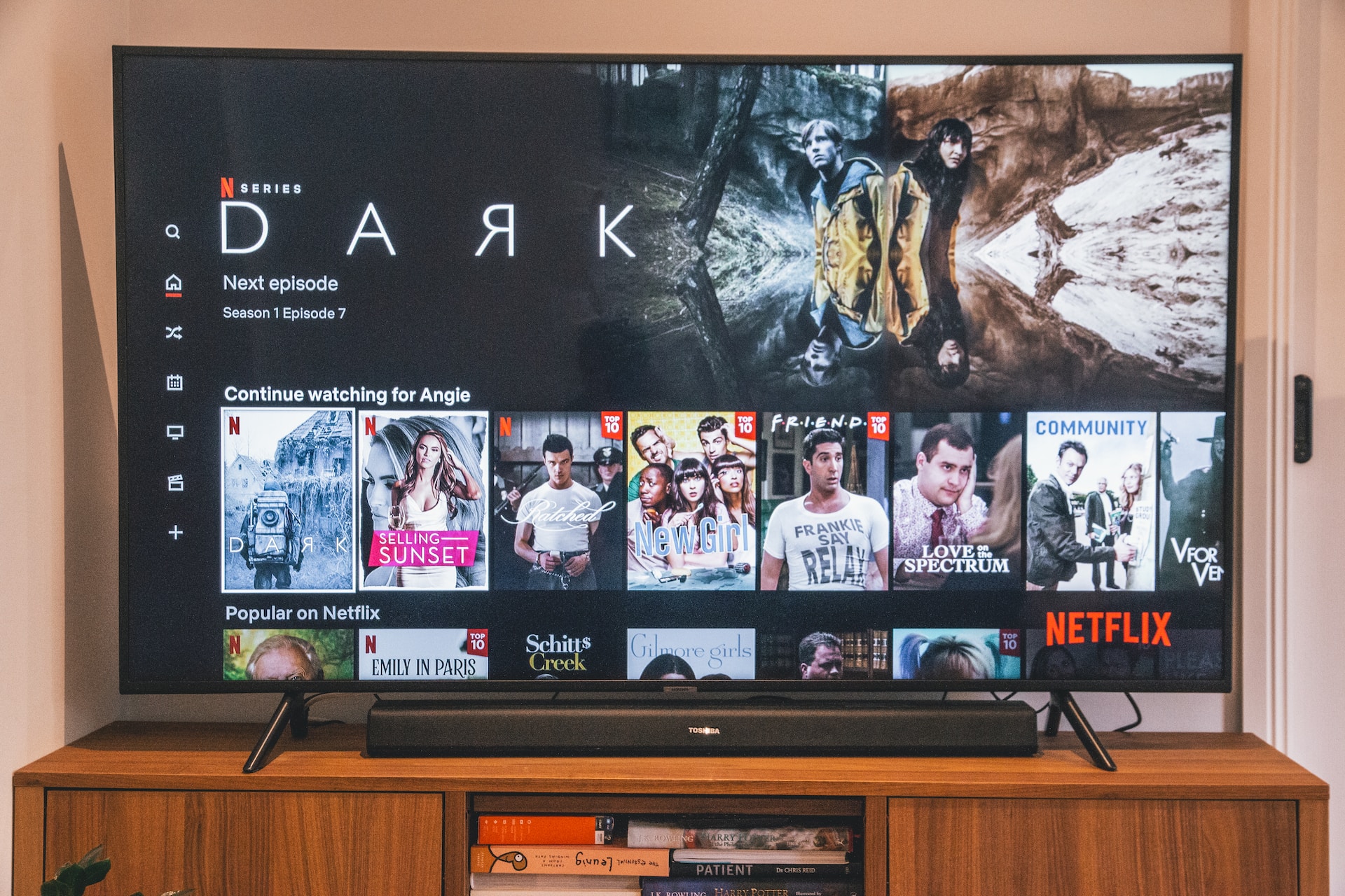 Serupa Tapi Tak Sama, Ini 5 Perbedaan TV Android dan Smart TV!