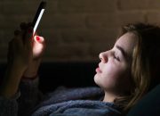 Jadi Kebiasaan! Ini Resiko Main Hp Sebelum Tidur