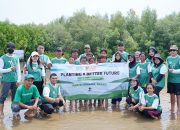 PT Mitra Adiperkasa dan PT MAP Aktif Adiperkasa Kolaborasi dengan LindungiHutan Tanam 1.500 Pohon Mangrove di Pantai Bahagia Bekasi