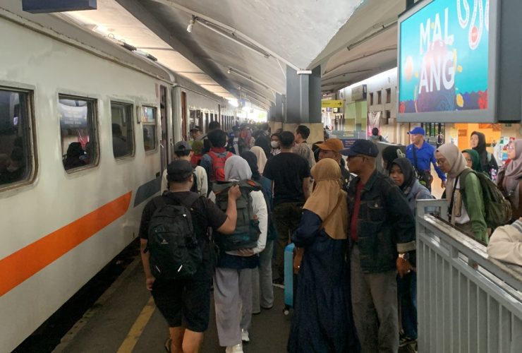 7.734 Penumpang Menggunakan Kereta Api di Stasiun Malang Sabtu Lalu Selama Libur Panjang Waisak 2025