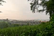 Menelusuri Pesona Alam dari Ketinggian Rel: Keindahan Perjalanan Kereta Api di Jembatan Lahor Karangkates