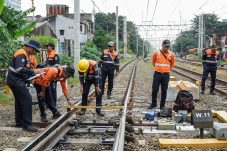 KAI Daop 1 Jakarta Terus Tingkatkan Keselamatan Perjalanan KA Melalui Pengecekan Jl. Lintas Pejalan Kaki