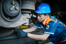 Peran Penting Petugas Cek Harian Sarana di Stasiun: Menjamin Keselamatan dan Kenyamanan Perjalanan Kereta Api