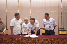 Kolaborasi PT KAI Daop 8 Surabaya dan PT INKA Multi Solusi Service Menandatangani Kerja Sama Perawatan Sarana KRDE Makassar-Parepare