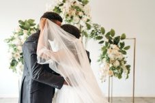 Alasan Mengapa Pernikahan Intim Menarik Hati Pasangan Muda