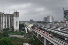 LRT Jabodebek Ajak Pengguna Tingkatkan Waspada dan Manfaatkan Fasilitas Pengering Payung di Stasiun Saat Hujan