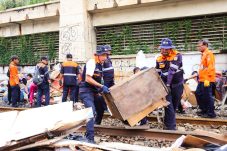 KAI Daop 1 Jakarta Mobilizes Hundreds of Personnel to Clear Train Routes of Waste and Illegal Stalls