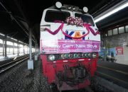 KAI Daop 4 Semarang dan Komunitas Railfans Menghias Lokomotif KA Argo Sindoro Menyambut Era Baru Layanan Kereta Eksekutif Stainless Steel Generasi Baru