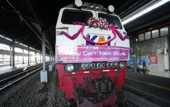 KAI Daop 4 Semarang dan Komunitas Railfans Menghias Lokomotif KA Argo Sindoro Menyambut Era Baru Layanan Kereta Eksekutif Stainless Steel Generasi Baru