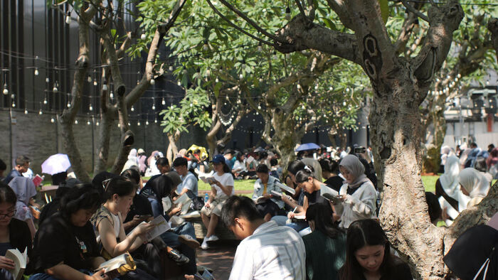 Kolaborasi ASHTA District 8 dalam Menciptakan Ruang Sunyi Lewat Literasi Kolaborasi ASHTA District 8 dalam Menciptakan Ruang Sunyi Lewat Literasi