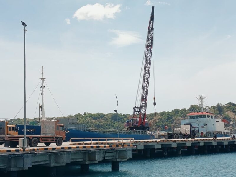 Logistik Aceh Terus Menggeliat, Dua Kapal Sandar di Dermaga Pelabuhan Krueng Raya Pelindo Logistik Aceh Terus Menggeliat, Dua Kapal Sandar di Dermaga Pelabuhan Krueng Raya Pelindo