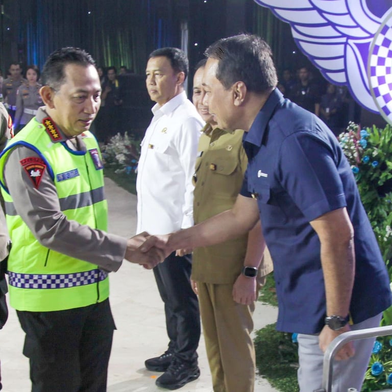 Direktur Utama Jasa Marga Terima Penghargaan Pin Emas Kapolri Direktur Utama Jasa Marga Terima Penghargaan Pin Emas Kapolri