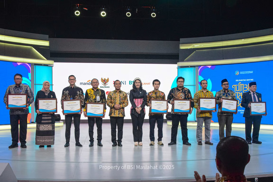 BSI Maslahat Raih Penghargaan Mitra Penggerak Program GENTING dari BKKBN BSI Maslahat Raih Penghargaan Mitra Penggerak Program GENTING dari BKKBN