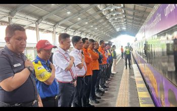 EVP KAI Daop 8 Surabaya Sapa Pelanggan untuk Tunjukkan Empati atas Keterlambatan KA