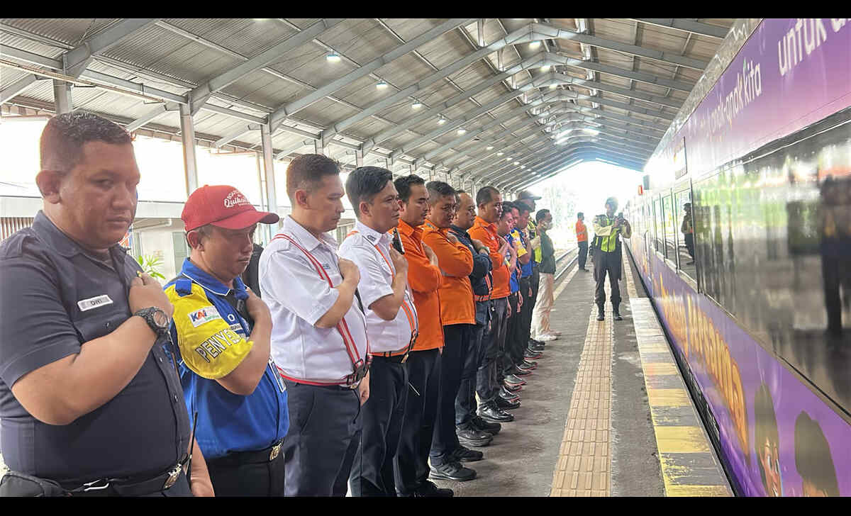 EVP KAI Daop 8 Surabaya Sapa Pelanggan untuk Tunjukkan Empati atas Keterlambatan KA EVP KAI Daop 8 Surabaya Sapa Pelanggan untuk Tunjukkan Empati atas Keterlambatan KA