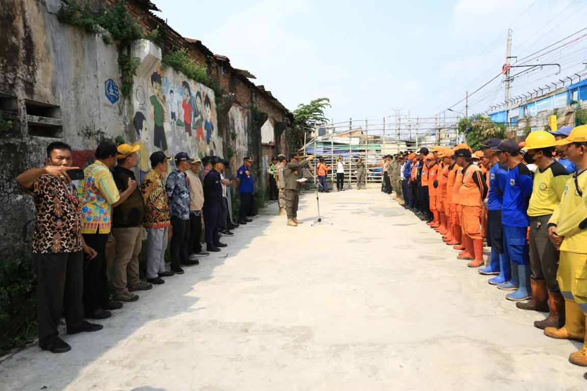 KAI Daop 1 Jakarta Bersinergi dengan Pemkot Jakarta Barat, Tertibkan Bangunan Liar Demi Kawasan Bersih dan Aman KAI Daop 1 Jakarta Bersinergi dengan Pemkot Jakarta Barat, Tertibkan Bangunan Liar Demi Kawasan Bersih dan Aman