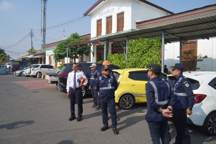 KAI Daop 8 Surabaya Pastikan Keselamatan dan Pelayanan Prima Lewat Pengecekan Lintas di Stasiun Sidoarjo KAI Daop 8 Surabaya Pastikan Keselamatan dan Pelayanan Prima Lewat Pengecekan Lintas di Stasiun Sidoarjo