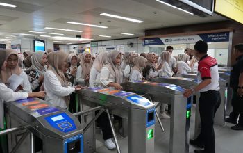 LRT Jabodebek Ajak 1.200 Santri Kenali Transportasi Publik dan Profesi di Baliknya