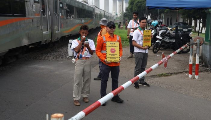 KAI Daop 2 Bandung Himbau Masyarakat Utamakan Keselamatan Saat Melewati Perlintasan Sebidang