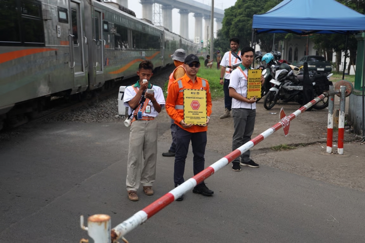 KAI Daop 2 Bandung Himbau Masyarakat Utamakan Keselamatan Saat Melewati Perlintasan Sebidang KAI Daop 2 Bandung Himbau Masyarakat Utamakan Keselamatan Saat Melewati Perlintasan Sebidang