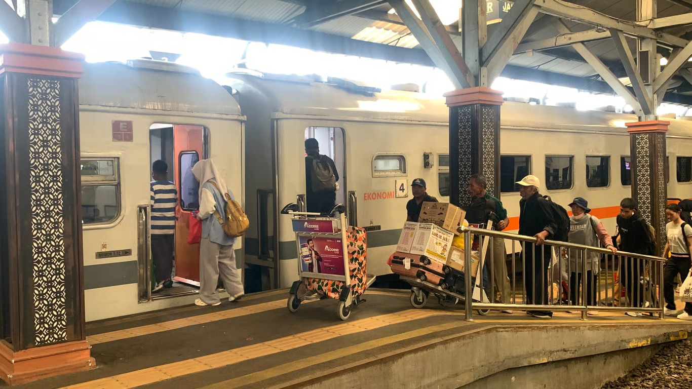 KAI Daop 8 Surabaya Hadirkan KA Tambahan Selama November 2025, Perjalanan Semakin Fleksibel dan Nyaman KAI Daop 8 Surabaya Hadirkan KA Tambahan Selama November 2025, Perjalanan Semakin Fleksibel dan Nyaman