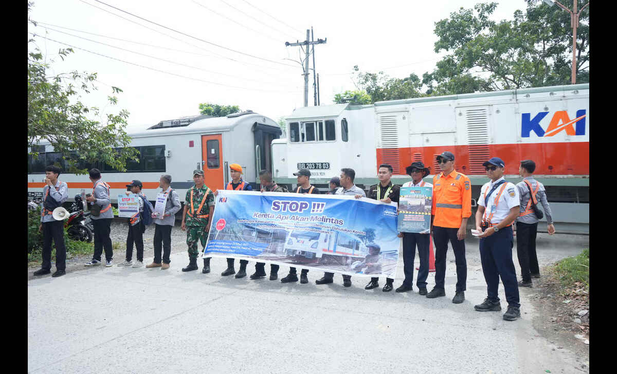 KAI dan KAI Bandara Bersama Railfans Edukasi Pengguna Jalan di Perlintasan Sebidang Binjai KAI dan KAI Bandara Bersama Railfans Edukasi Pengguna Jalan di Perlintasan Sebidang Binjai