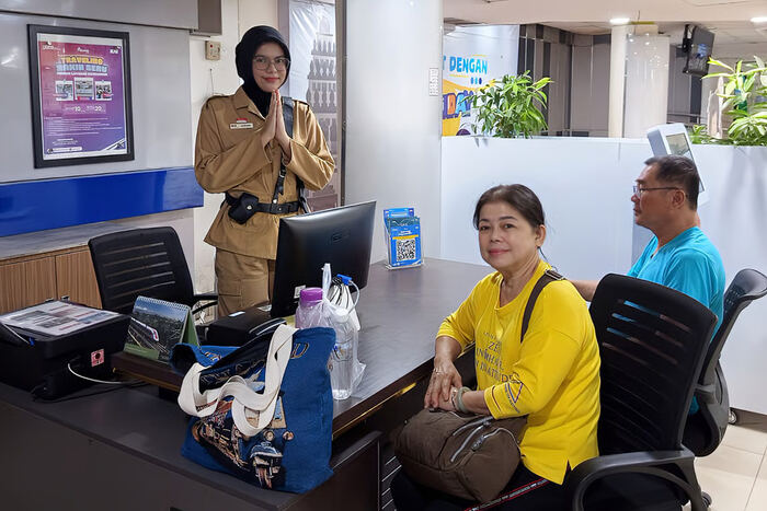 Peringati Hari Pahlawan, Frontliner KAI Sumut Kenakan Kostum Pejuang dan Bagikan Hadiah Peringati Hari Pahlawan, Frontliner KAI Sumut Kenakan Kostum Pejuang dan Bagikan Hadiah