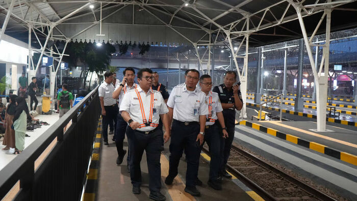 EVP KAI Daop 8 Surabaya Tinjau Tiga Stasiun, Pastikan Layanan dan Antisipasi Hujan