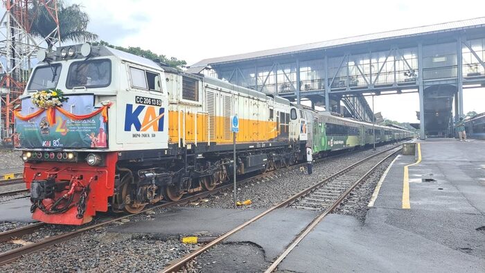 KAI Daop 8 Surabaya dan Railfans Malang Raya Hiasi HUT KA Gajayana ke-26 KAI Daop 8 Surabaya dan Railfans Malang Raya Hiasi HUT KA Gajayana ke-26