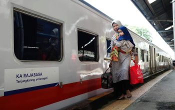 KA Rajabasa dan KA Kualastabas Tulang Punggung Angkutan Penumpang KAI Divre IV Tanjung Karang KA Rajabasa dan KA Kualastabas Tulang Punggung Angkutan Penumpang KAI Divre IV Tanjung Karang