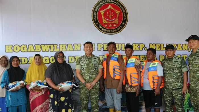 Kogabwilhan III Salurkan Bantuan Sembako dan Life Vest kepada Nelayan di Maluku Utara