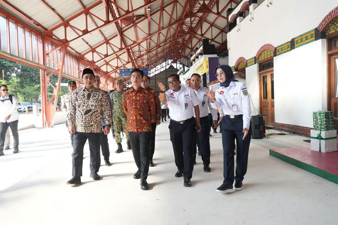 Kunjungan Wakil Presiden RI di Stasiun Semarang Tawang Pastikan Layanan Berjalan Optimal Kunjungan Wakil Presiden RI di Stasiun Semarang Tawang Pastikan Layanan Berjalan Optimal