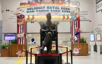 KAI Daop 7 Madiun Hadirkan Ornamen Tematik Natal dan Tahun Baru di Stasiun